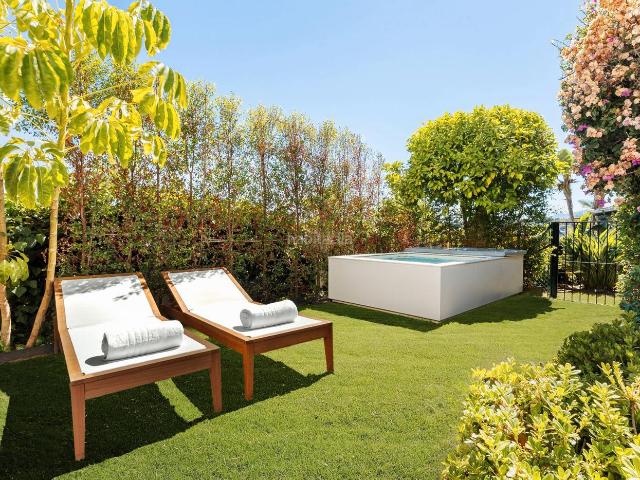 Casa adosada en venta en Marbella, Nagüeles Alto. Bienvenidos a la casa de sus sueños en la Milla de Oro de Marbella. Casas adosadas.