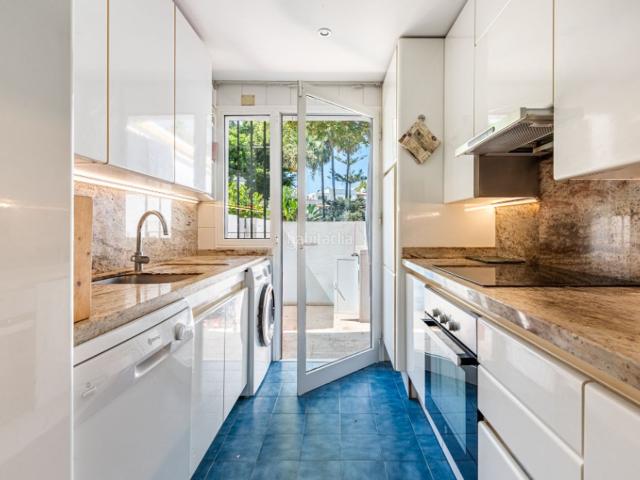 Casa adosada en venta en Marbella, La Carolina Guadalpín. Casa adosada de cinco dormitorios se encuentra en la prestigiosa comunidad Marbellamar en la exclusiva Milla de Oro de Marbella. Casas.