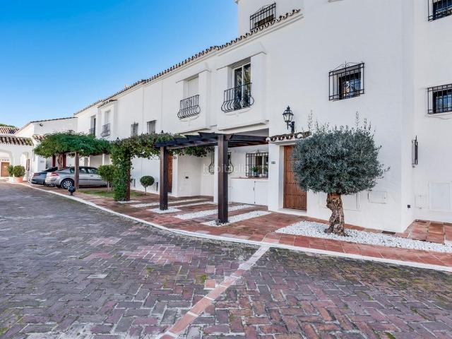 Casa adosada en venta en Marbella, La Dama de Noche La Alzambra. ¡Descubra el Lujo y la Tranquilidad en Los Naranjos Country Club!. Casas adosadas.