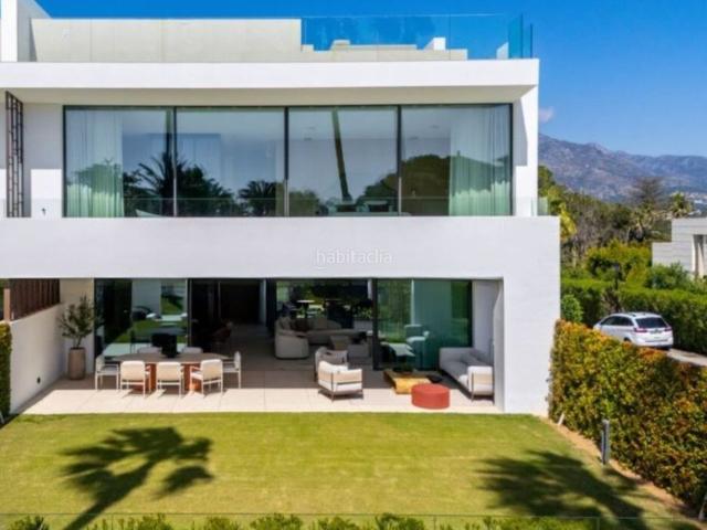 Casa adosada en venta en Marbella, Las Brisas. Villa Adosada Contemporánea en Atalaya Río Verde Situada en la exclusiva comunidad de Atalaya Río Verde, esta excepcional villa ad. Casas adosadas.