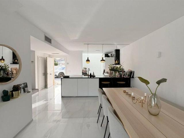 Casa adosada en venta en Marbella, Las Brisas. Adosado Moderno en Primera Línea de Golf en la Valle del Golf de Nueva Andalucía. Casas adosadas.
