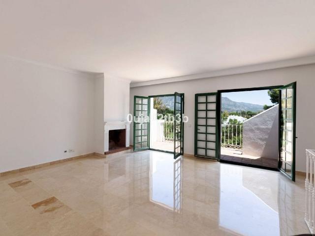 Casa adosada en venta en Marbella, Las Brisas. Casas adosadas.