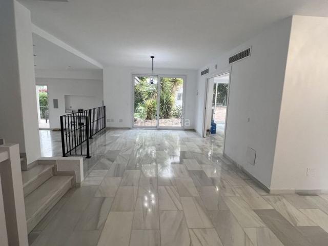 Casa adosada en venta en Marbella, Las Brisas. Casas adosadas.