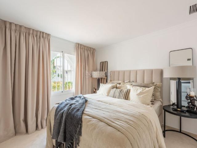 Casa adosada en venta en Marbella, Las Lomas de Río Verde. 67073 Adosada de Lujo en Oasis Club Primera Línea de Playa en la Milla de Oro. Casas adosadas.