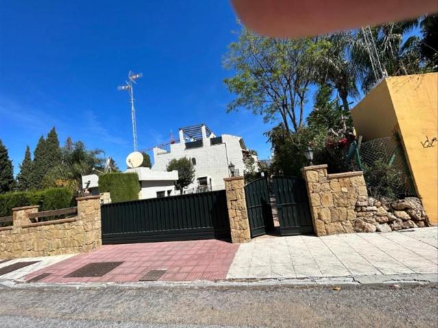 Casa adosada en venta en Marbella, Nagüeles Alto. Casas adosadas.