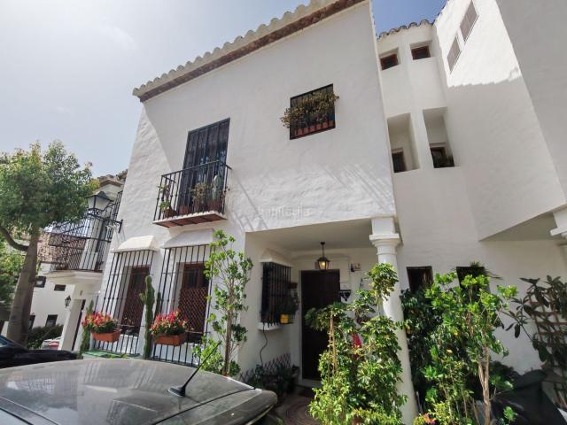 Casa adosada en venta en Marbella, Nagüeles Alto. Exclusiva casa adosada en Nagüeles con vistas al mar, 4 piscinas y excelente ubicación. Casas adosadas.