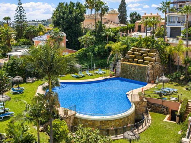 Casa adosada en venta en Marbella, Nueva Andalucía centro. Adosado en Nueva Andalucía. Casas adosadas.