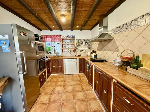 Casa adosada en venta en Marbella, Nueva Andalucía centro. CASA ADOSADA ANDALUZA DE TRES PLANTAS CON GRAN POTENCIAL EN NUEVA ANDALUCÍA. Casas adosadas.