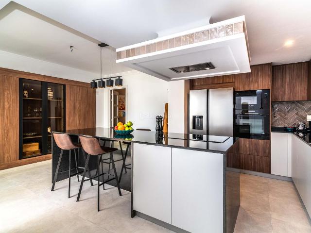 Casa adosada en venta en Marbella, Nueva Andalucía centro. Casa adosada de 4 dormitorios con licencia turística a pie de Puerto Banús. Casas adosadas.