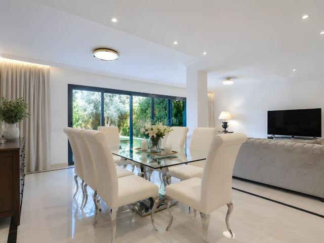 Casa adosada en venta en Marbella, Nueva Andalucía centro. Casa Adosada en Nueva Andalucía. Casas adosadas.