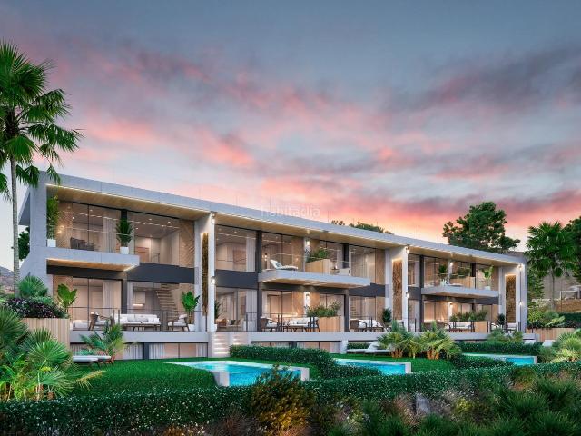 Casa adosada en venta en Marbella, Nueva Andalucía centro. Nueva casa adosada en venta en Marbella. Casas adosadas.