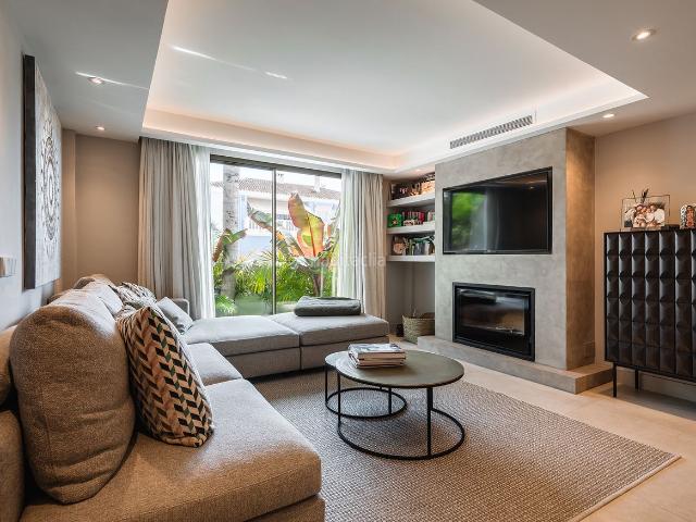 Casa adosada en venta en Marbella, Nueva Alcántara. Adosada en esquina contemporánea y reformada a un paseo de la playa en San Pedro. Casas adosadas.
