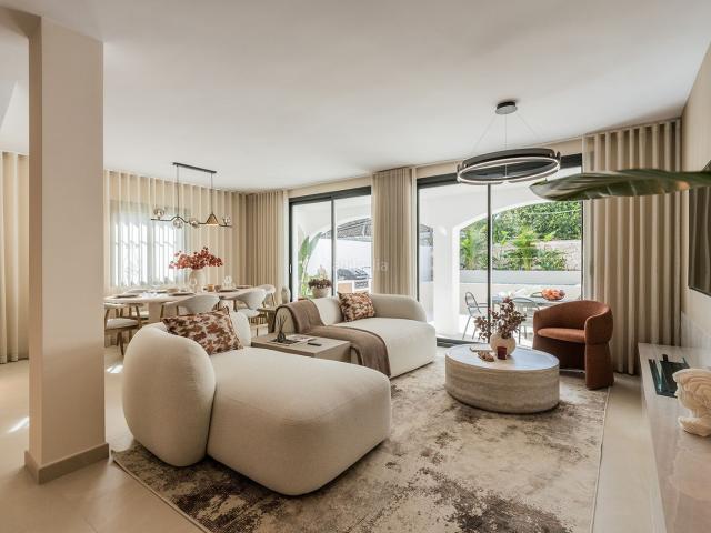 Casa adosada en venta en Marbella, Nueva Alcántara. Casa familiar junto a la playa en la playa de San Pedro, a poca distancia de la playa y servicios. Casas adosadas.