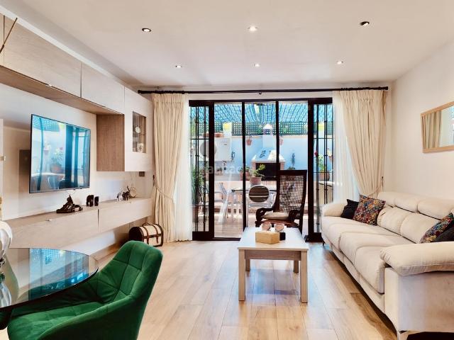 Casa adosada en venta en Marbella, Santa María. Preciosa casa adosada en Elviria Solárium con jacuzzi, vistas al mar y vida familiar. Casas adosadas.