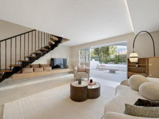 Casa adosada en venta en Marbella, Puente Romano. Lujosa casa adosada renovada cerca de Puente Romano en la Milla de Oro de Marbella. Casas adosadas.