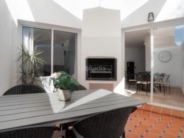Casa adosada en venta en Marbella, Rodeo Alto Guadaiza La Campana. Encantadora casa adosada andaluza con terraza en la azotea en Marbella. Casas adosadas.