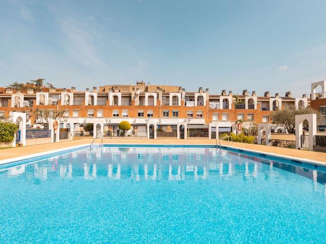 Casa adosada en venta en Martorell. Fabulosa piscina comunitaria. Casas adosadas.