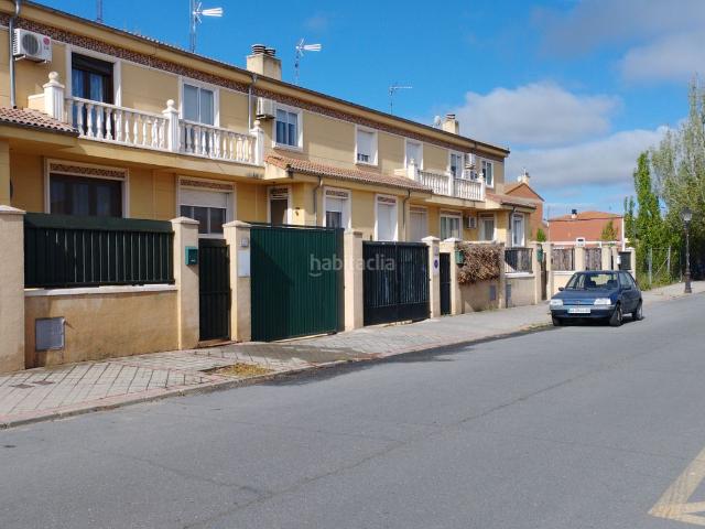Casa adosada en venta en Medina del Campo. VIVIENDA PARA ENTRAR A VIVIR CON AMPLIO GARAJE. Casas adosadas Medina del.