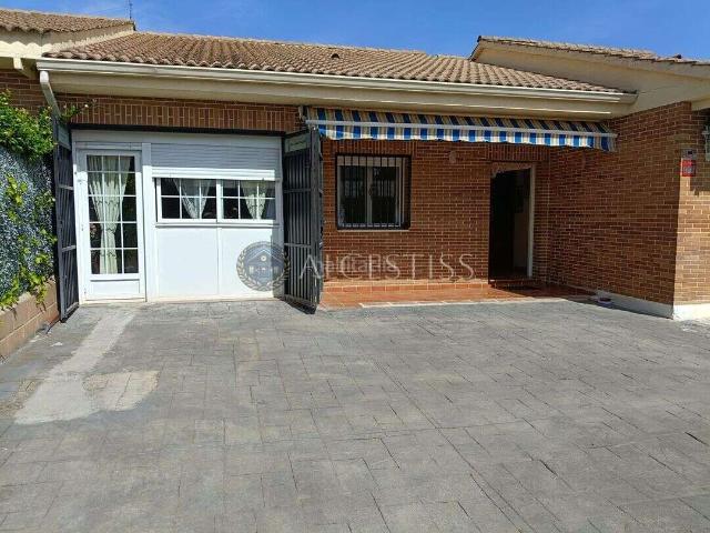 Casa adosada en venta en Méntrida. Chalet adosado con 4 dormitorios y 336 m de parcela en Méntrida. Casas adosadas.