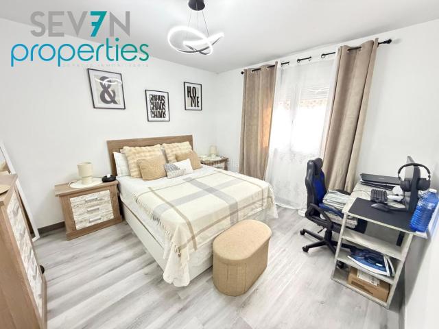 Casa adosada en venta en Méntrida. CHALET ADOSADO TOTALMENTE REFORMADO CON 12 PLACAS SOLARES EN EL CASCO URBANO DE MENTRIDA. Casas adosadas.