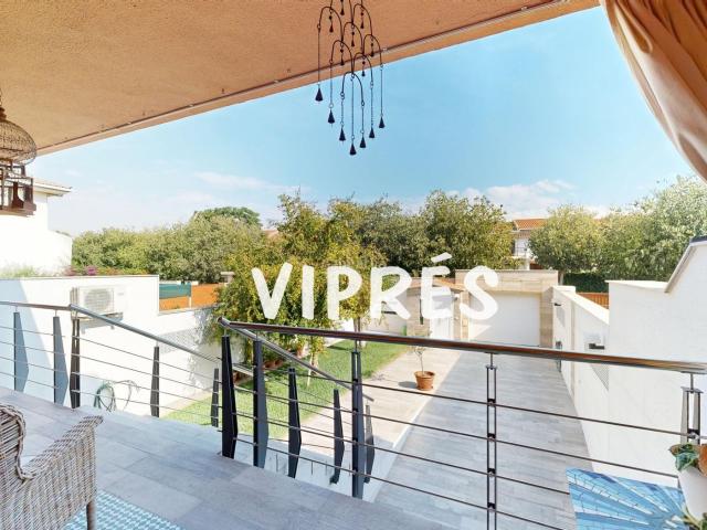 Casa adosada en venta en Mérida, Oeste. Descubre esta espectacular vivienda en Mérida! Este adosado te cautivará desde el primer momento. Distribuido en tres plantas, es. Casas adosadas.