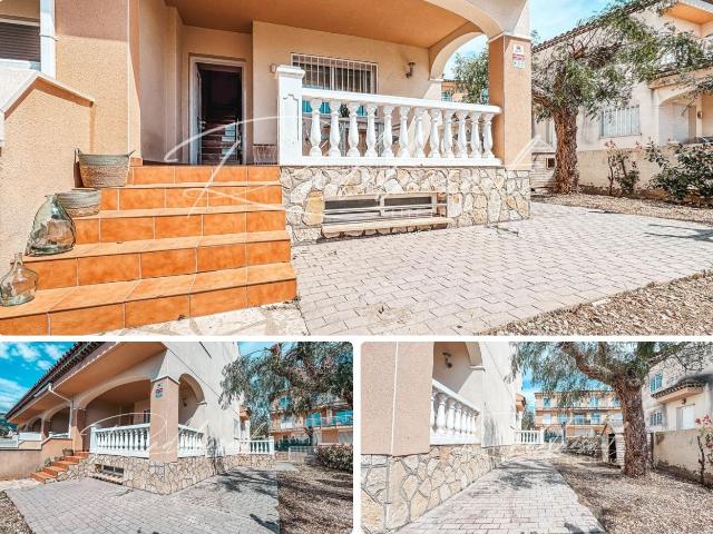 Casa adosada en venta en Miami Platja, Pino Alto Costa Dorada. Adosado esquinero con jardín en Miami Playa. Casas adosadas Miami.