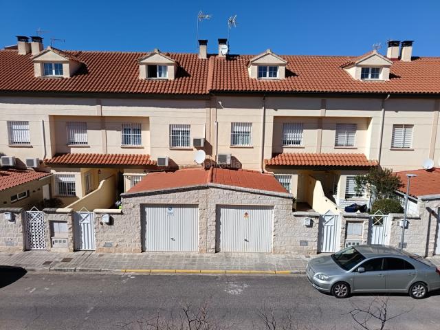 Casa adosada en venta en Miguelturra. ¡Descubre tu nuevo hogar en esta espectacular casa unifamiliar adosada!. Casas adosadas.