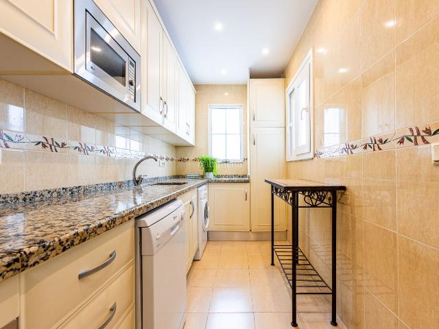 Casa adosada en venta en Mijas, Calahonda. Adosado reformado de dos dormitorios con espectaculares vistas al mar en Calahonda. Casas adosadas.