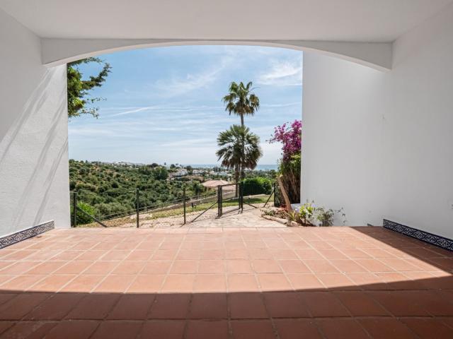 Casa adosada en venta en Mijas, Calahonda. Casa adosada reformada con vistas al mar solo 15 min de Marbella. Casas adosadas.