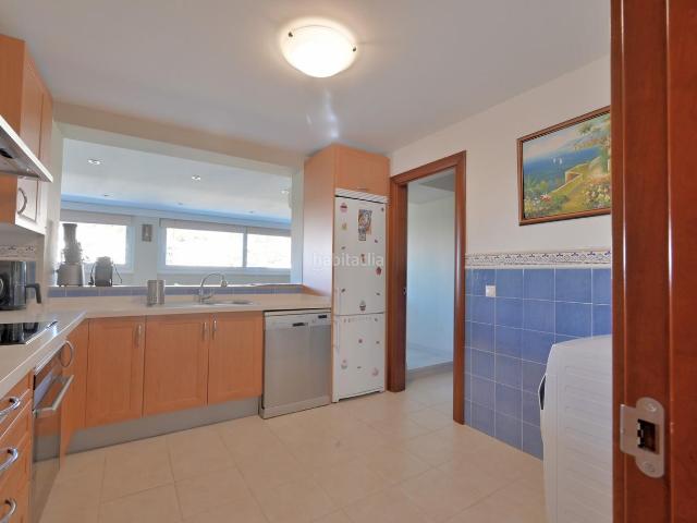 Casa adosada en venta en Mijas, Calahonda. Fantástica vivienda familiar de cuatro niveles con piscina privada. Casas adosadas.