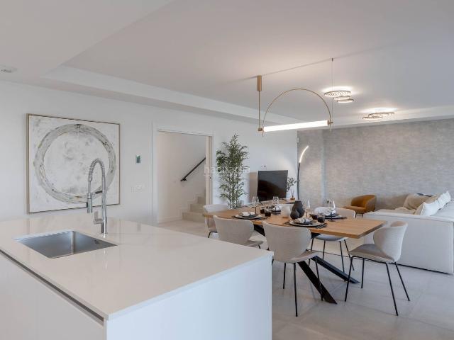 Casa adosada en venta en Mijas, El Faro de Calaburra Chaparral. Elegante vivienda adosada en venta en CalaburraChaparral, a pasos de la playa y campos de golf. Mijas. Casas adosadas.