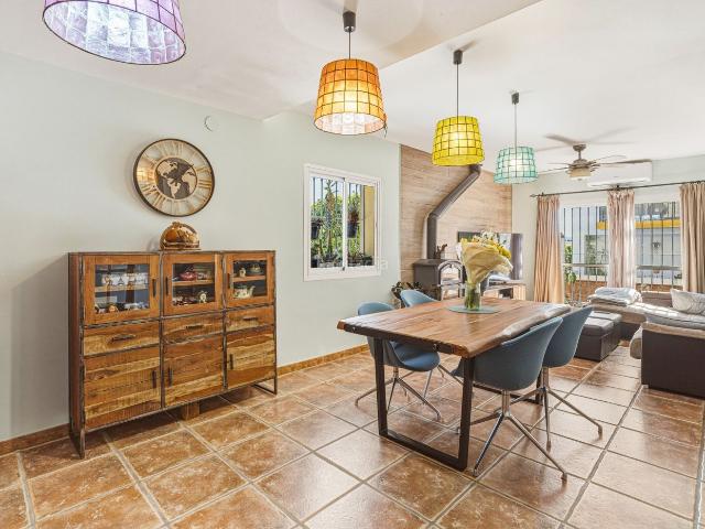 Casa adosada en venta en Mijas, Los Ríos. Preciosa casa adosada en esquina situada en Las Lagunas de Mijas. Casas adosadas.