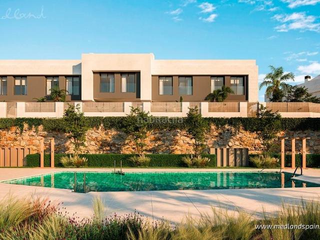 Casa adosada en venta en Mijas, Riviera del Sol. Chalet adosado en esquina con 3 dormitorios, solárium y vistas al mar en Calahonda, Mijas Costa. Casas adosadas.