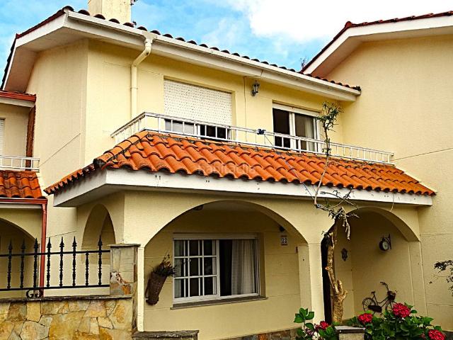 Casa adosada en venta en Miño. Bonito adosado en Perbes de 3 dormitorios, a 500 metros de la playa y con chimenea en el salón. Con pequeño jardín. Casas adosadas.