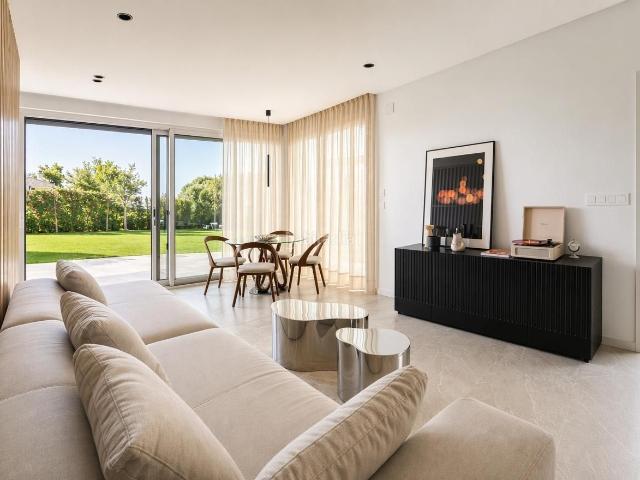 Casa adosada en venta en Mutxamel, Bonalba Cotoveta. Oasis de Lujo en el Golf Apartamentos con Gran Terraza y Vistas al Mediterráneo. Casas adosadas.