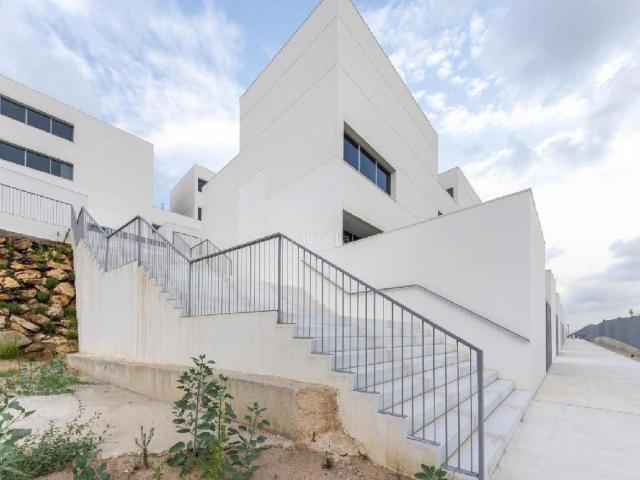 Casa adosada en venta en Murcia, El Esparragal. Vivienda de diseño con techos altos, luz natural y piscina en entorno privilegiado. Casas adosadas.