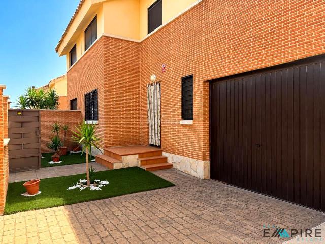 Casa adosada en venta en Noez. CHALET PAREADO DE ESQUINA EN NOEZ TOLEDO. Casas adosadas.