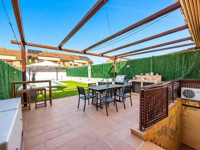 Casa adosada en venta en Navalcarnero, La Dehesa El Pinar. HOGARES NAVALCARNERO PRESENTA ESTE ESPECTACULAR CHALET CON PISCINA EN EL PINAR. Casas adosadas.