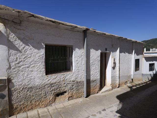 Casa adosada en venta en Nevada. Casa adosada para entrar a vivir con 3 dormitorios en Laroles. Casas adosadas.