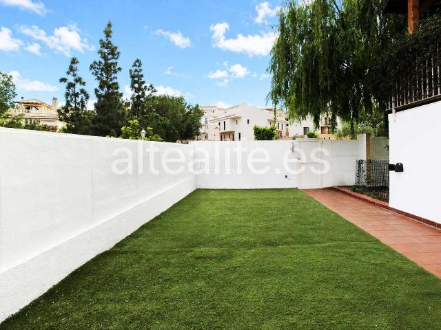 Casa adosada en venta en Nucia la, Coloma. Casa adosada en venta en La Coloma La Nucía con jardín, terraza y garaje. Casas adosadas Nucia.