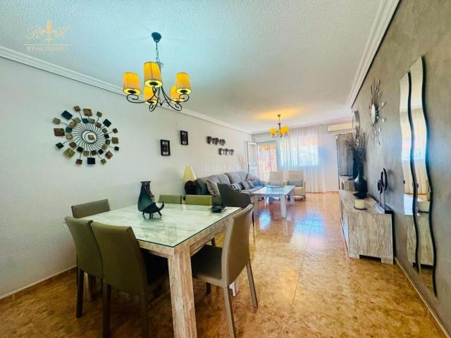 Casa adosada en venta en Nucia la, Barranco Hondo. Luminoso pareado con terraza, piscina y vistas despejadas en La Nucia. Casas adosadas Nucia.