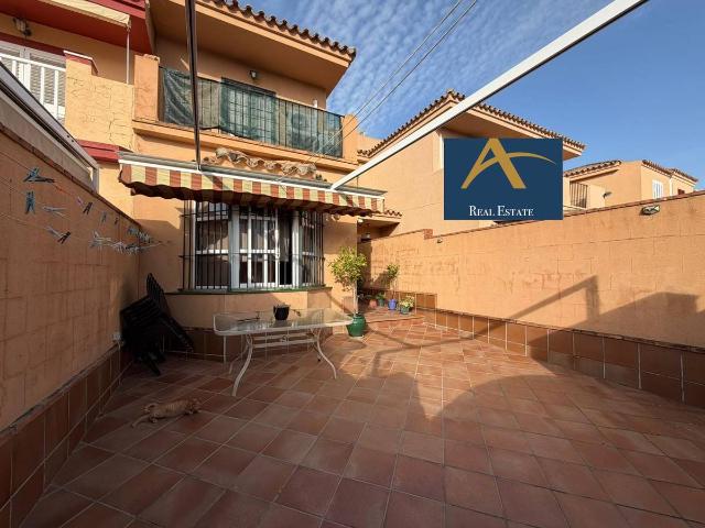 Casa adosada en Venta en Núcleo urbano