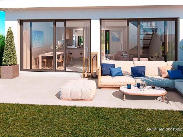 Casa adosada en venta en Sotogrande, Sotogrande Alto. Chalet adosado de 3 plantas con amplias terrazas y jardín privado en primera línea de golf en San Roque. Casas adosadas.