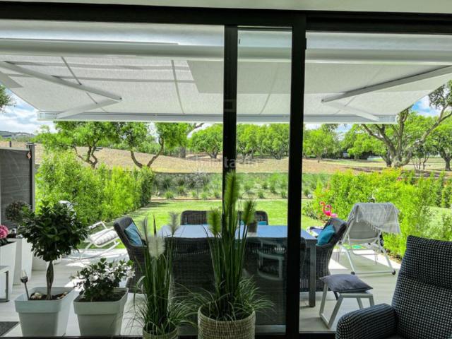 Casa adosada en venta en Sotogrande, Sotogrande Alto. Elegante adosado de 4 dormitorios con solárium en San Roque. Casas adosadas.