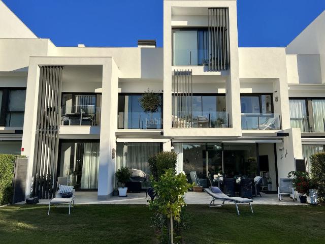 Casa adosada en venta en Sotogrande, Sotogrande Alto. EXCLUSIVA CASA ADOSADA EN PRIMERA LINEA DE GOLF EN SOTOGRANDE. Casas adosadas.