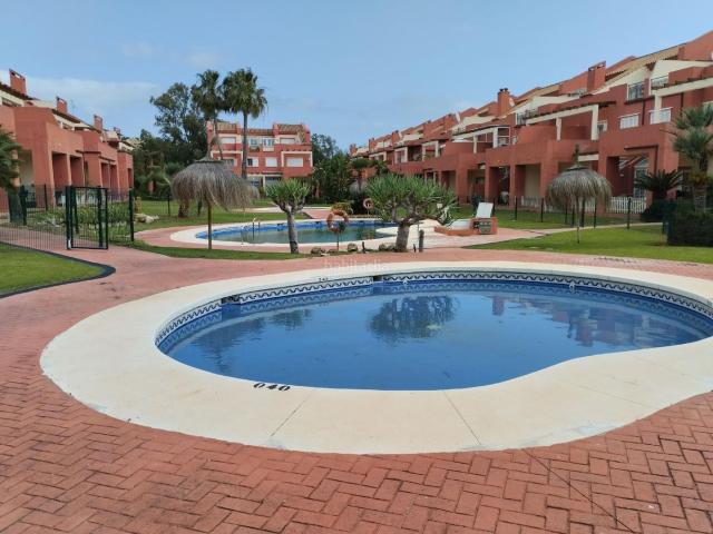 Casa adosada en venta en Sotogrande, Sotogrande Costa. DESCRIPCIÓN Vivienda unifamiliar adosada en la Urbanización Villas de Paniagua, Calle Baja nº SN, Adosado 17, en San Roque Cádiz. Casas adosadas.