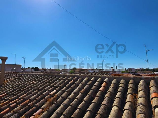 Casa adosada en venta en Sonseca. Vivienda con amplia terraza para reformar en Sonseca. Casas adosadas.