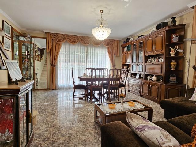 Casa adosada en venta en Sabadell, Can Rull. Exclusiva casa esquinera de 4 dormitorios con garaje y terraza. Casas adosadas.