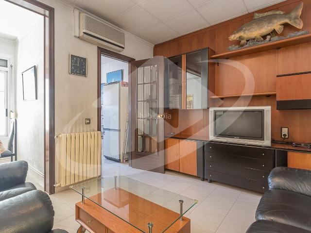 Casa adosada en venta en Sabadell, Gràcia. Compra esta casa de dos vivienda a precio de una. Casas adosadas.