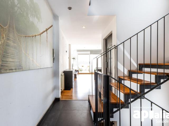 Casa adosada en venta en Sabadell, Gràcia. Exclusiva vivienda con ascensor, terrazas y espacios únicos en Gràcia. Casas adosadas.